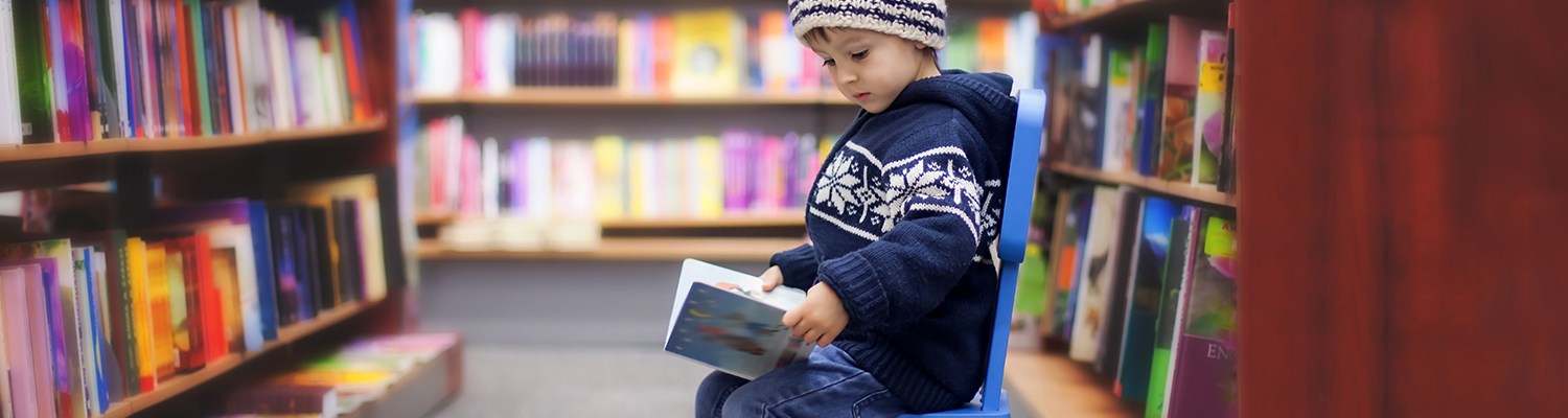 young child in library